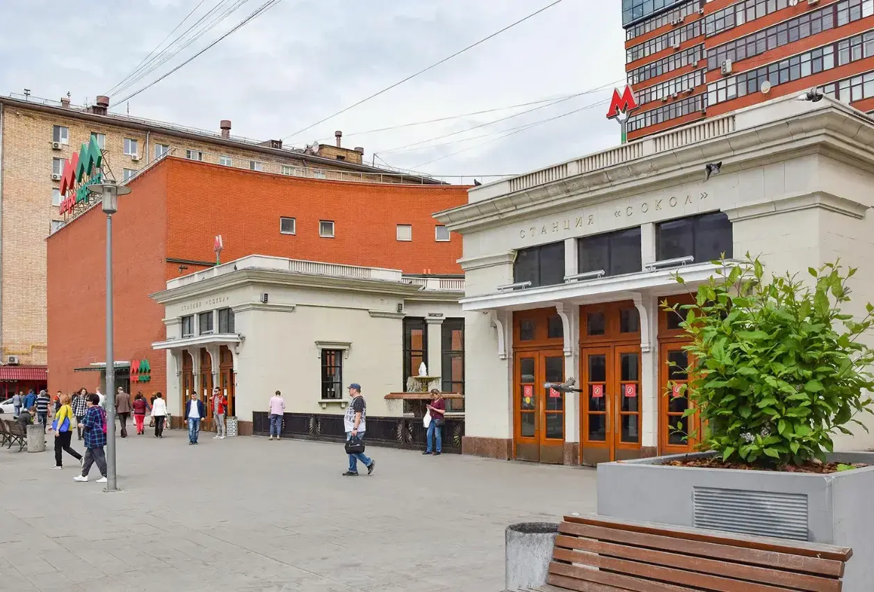 Вход на станцию метро Сокол в Москве