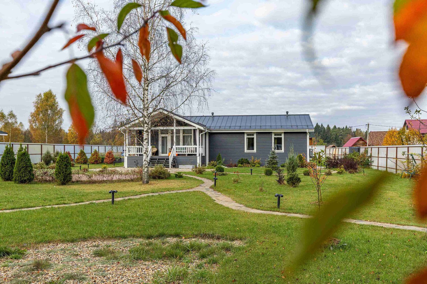 Простой дизайн одноэтажного каркасного дома