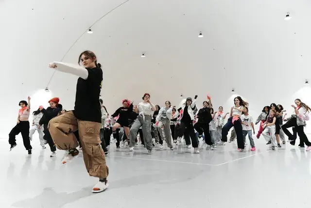 Ученики VYSOTA вместе исполняют K-pop хореографию