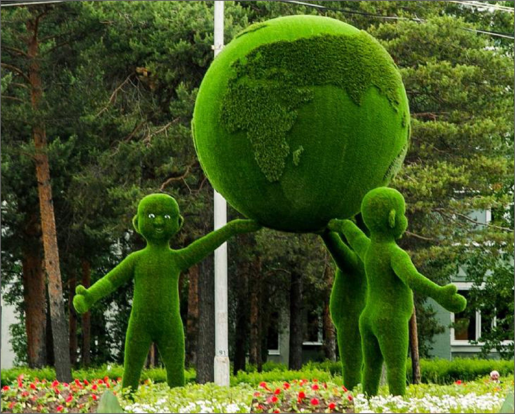 Игры света и тени среди зеленых фигур в парке