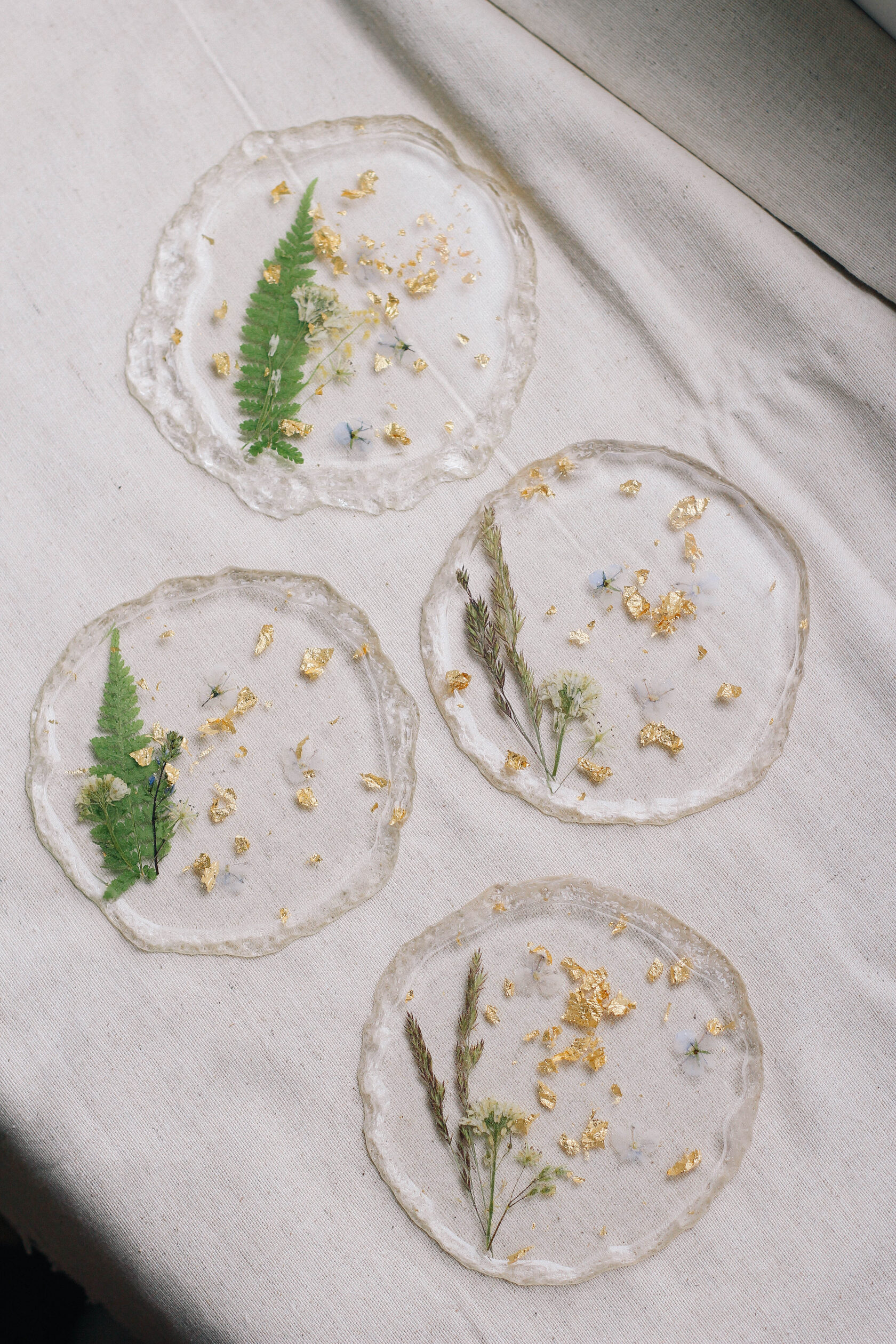 Подстаканник круглый из эпоксидной смолы с натуральными растениями