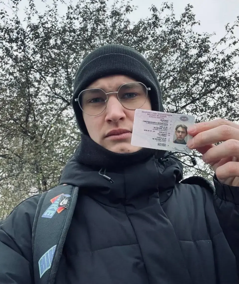 Соколов Константин после сдачи экзамена в ГИБДД