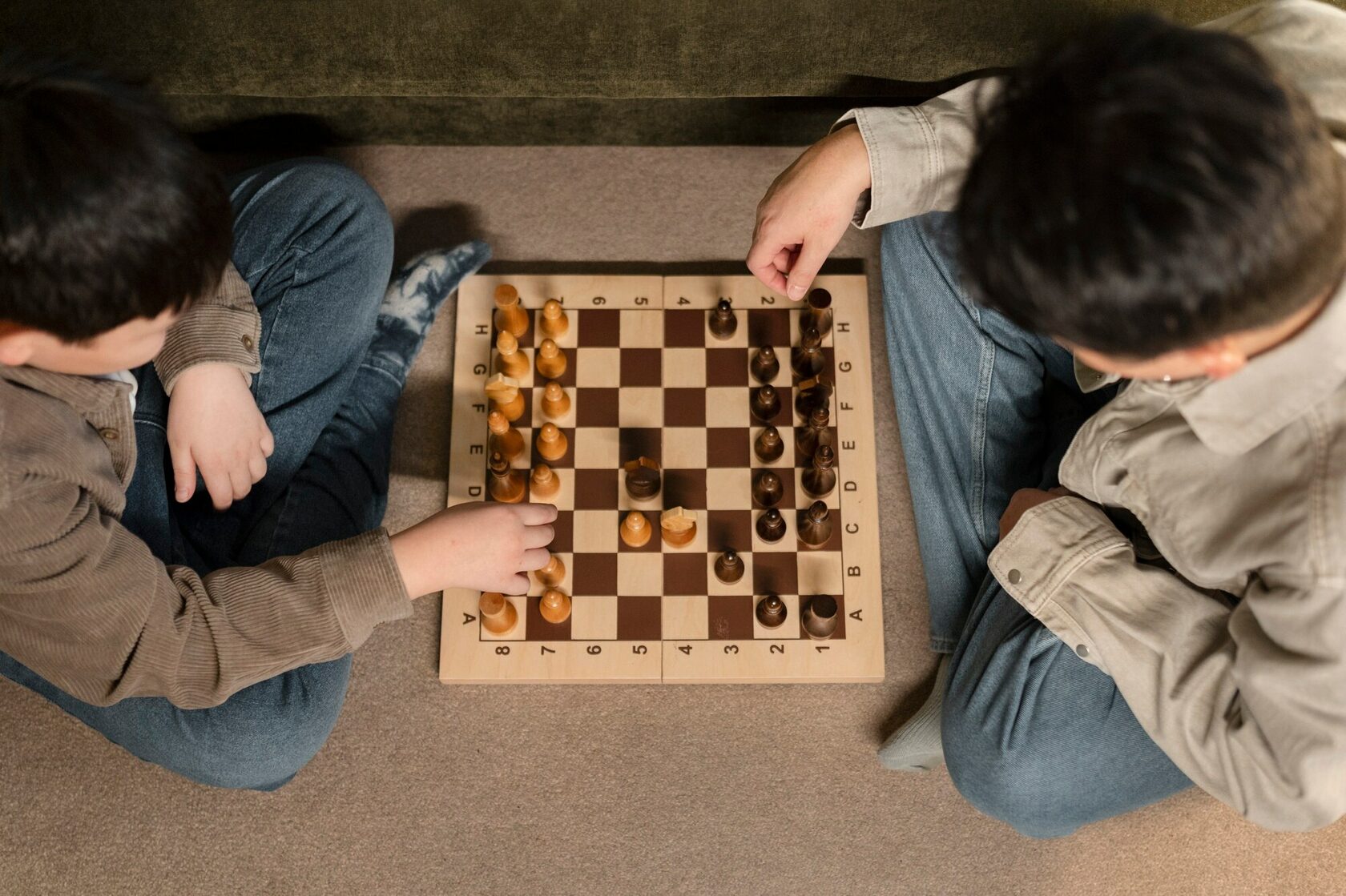 The boy playing chess. Шахматы для детей. Шахматы лучшие друзья. Boy playing Chess. Что развивают шахматы.