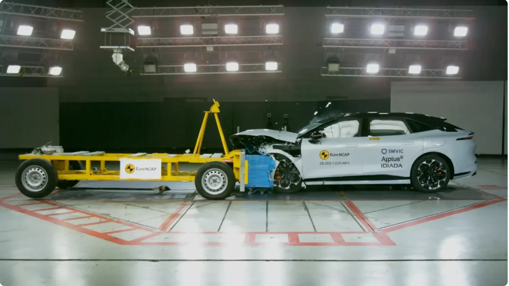 Испытание Zeekr 7 GT на фронтальный удар в лаборатории Euro NCAP 2026, автомобиль после столкновения с деформируемым барьером подтверждает высокий уровень защиты пассажиров