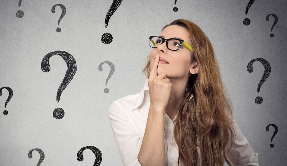 девушка думает