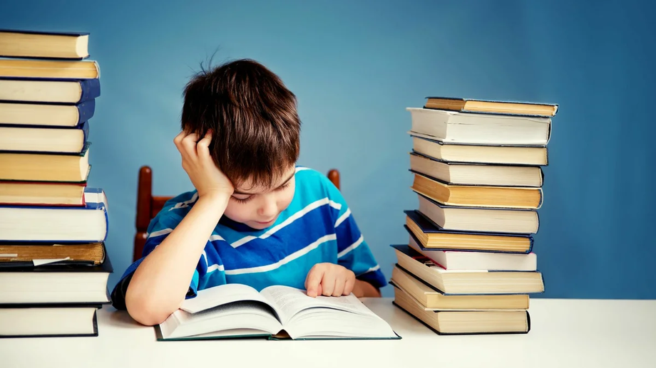 Дети читают. Чтение для детей. Подростки в библиотеке. Дети с учебниками. Ученик с книжкой.