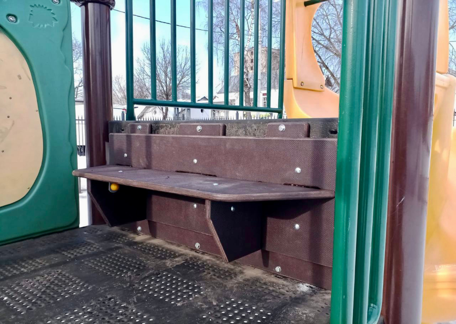Отремонтированное сидение на детской площадке