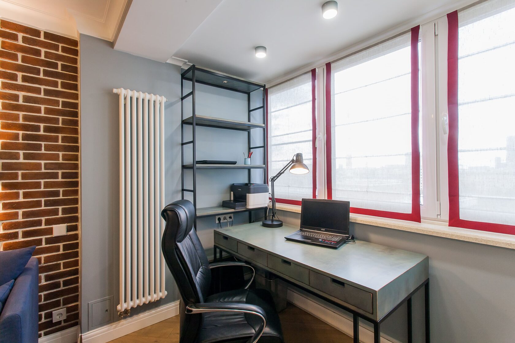 Саввинский переулок - Дизайн интерьера спальни, стол, кресло, стеллаж