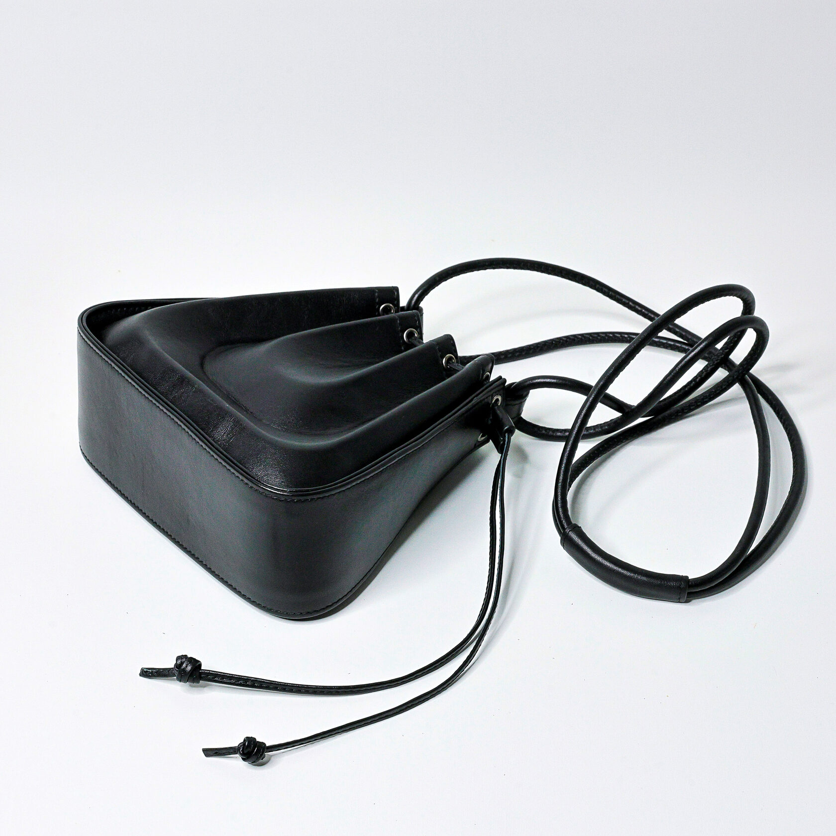 дизайнерская сумка Drift mini архитектурной формы черного цвета из натуральной кожи премиум качества