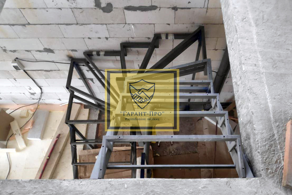 Сварной металлокаркас лестницы в газобетонном проёме