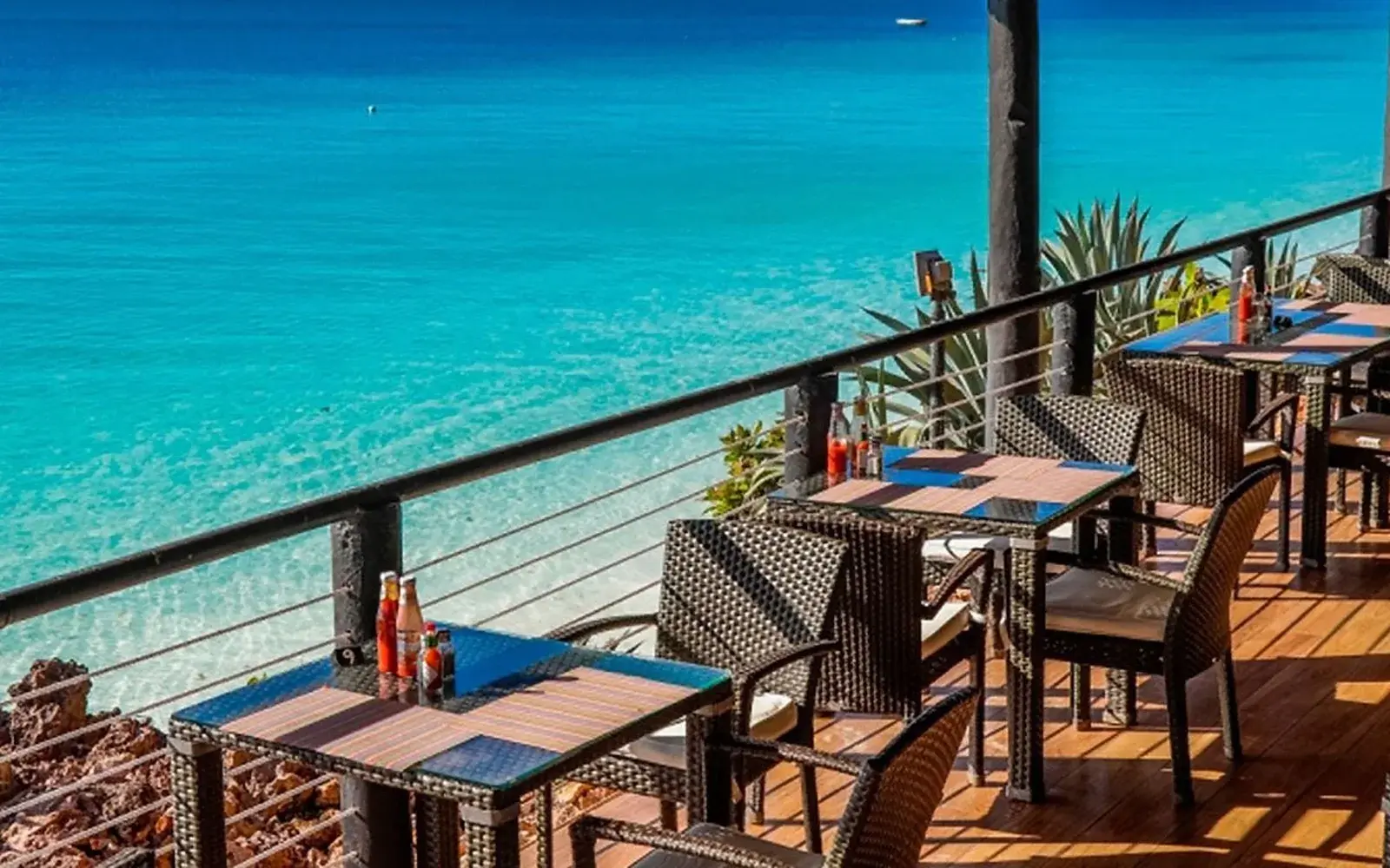 Ресторан-терраса над океаном с деревянной мебелью, Royal Zanzibar Beach Resort