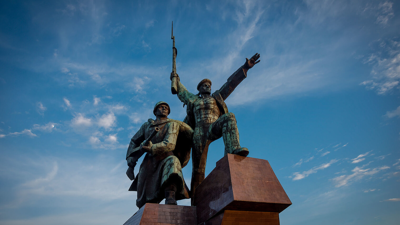 Монумент солдат и матрос в Севастополе. Памятник в Севастополе матрос и солдат Севастополь. Солдат и матрос на мысе Хрустальном - памятники Севастополя,. Севастополь мыс Хрустальный памятник солдату и матросу в Севастополе.