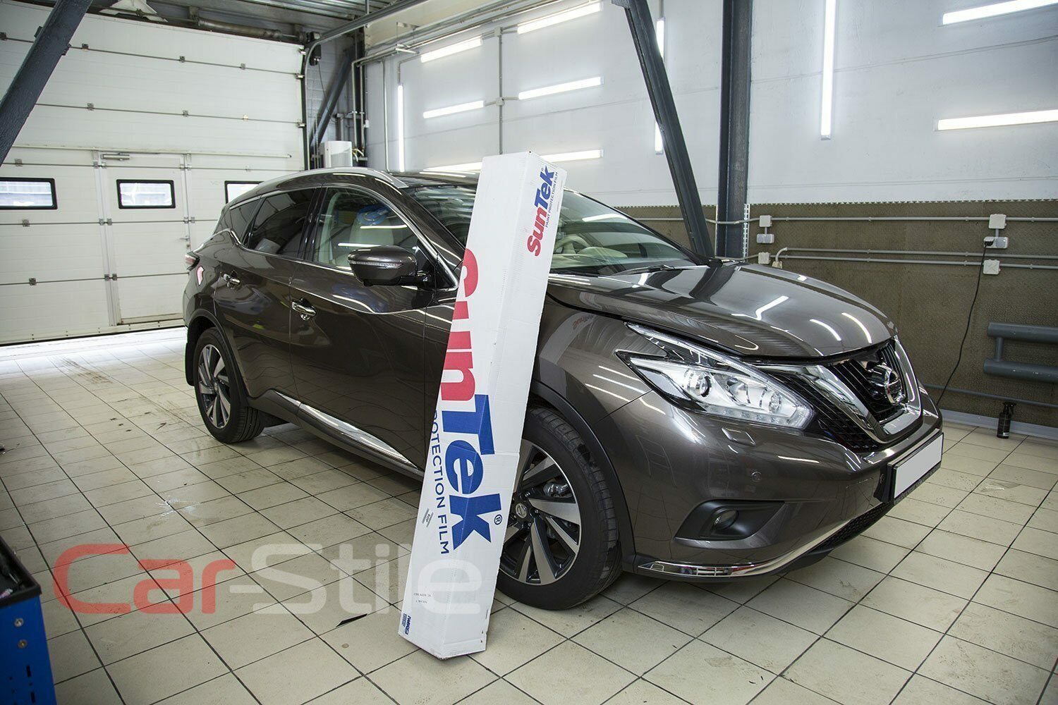 Оклейка капота и фар автомобиля Nissan Murano пленкой Suntek