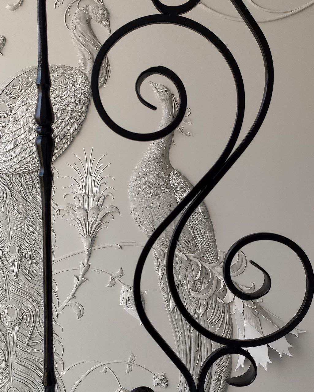 Барельеф на стене с павлинами. Барельеф с птицами в интерьере. Красивое оформление стены. Декоративная подсветка. Светильники для лестницы.