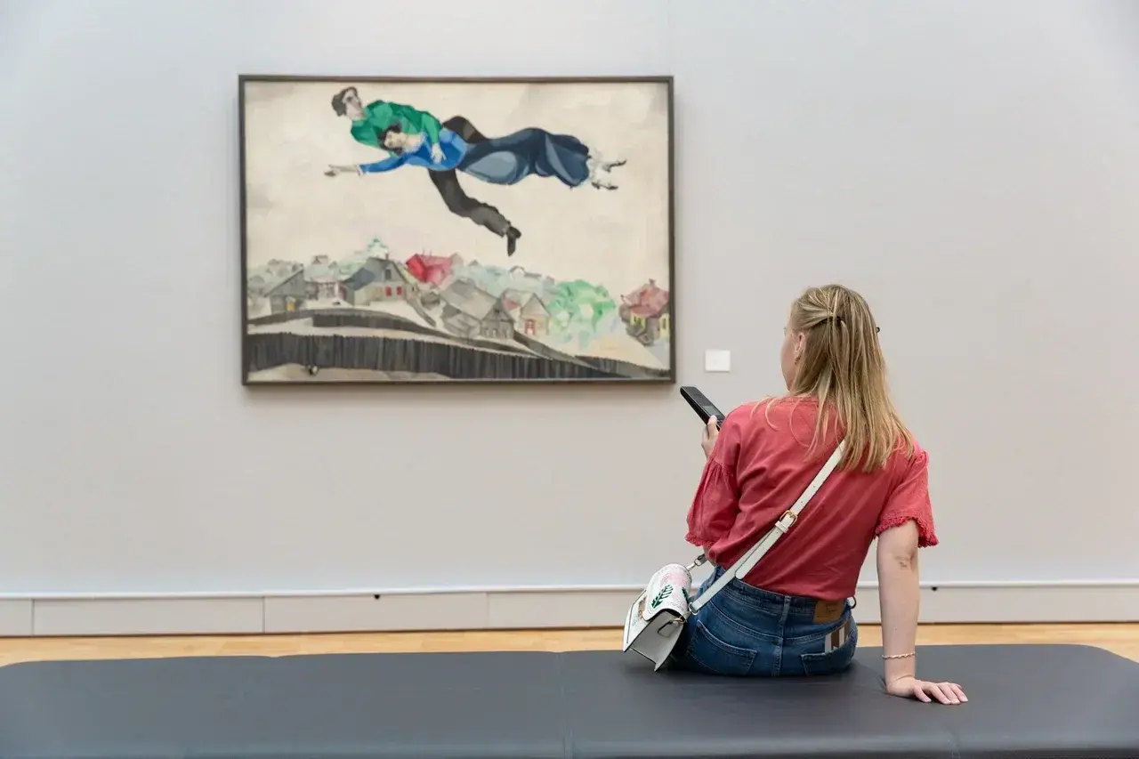 Выставка Марк Шагал в Пушкинском музее, декабрь 2025, посетители у картин. 