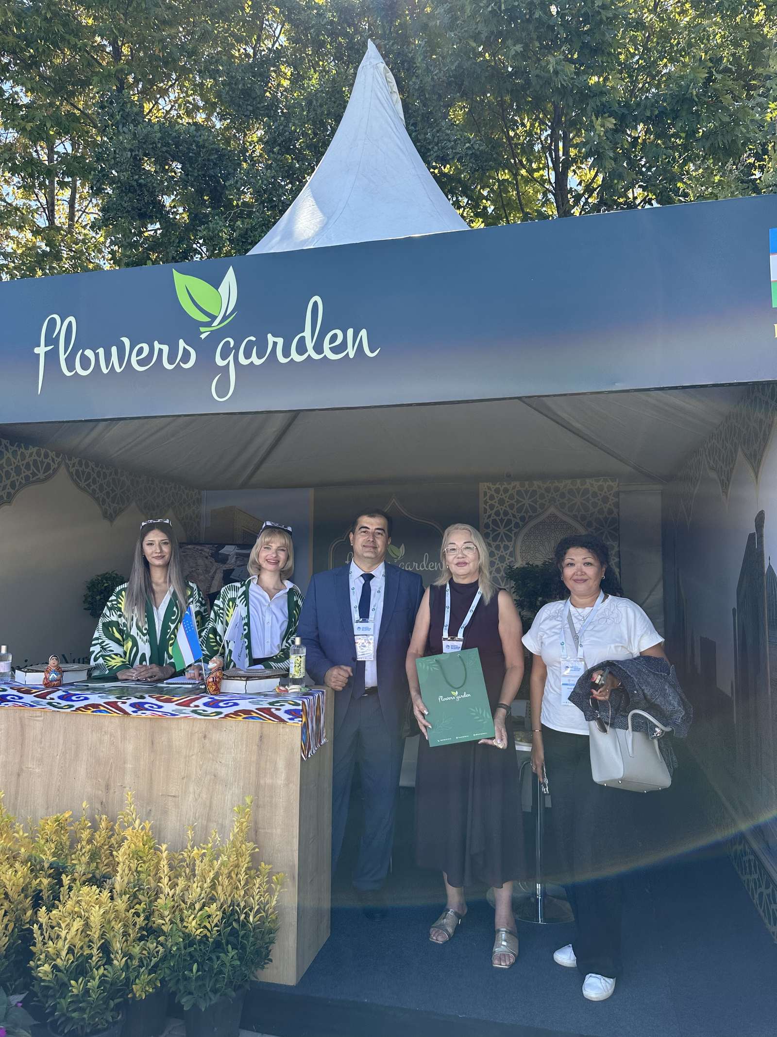 Посетители выставки PSB Anatolia 2026 у стенда Flowers Garden