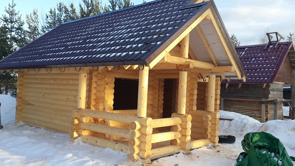 Одноэтажный бревенчатый дом с террасой. Баня из калиброванного бревна 6х6. Дом из бревна до 100. Дом из сруба одноэтажный 100 кв. Шале из оцилиндрованного бревна до 100 кв.