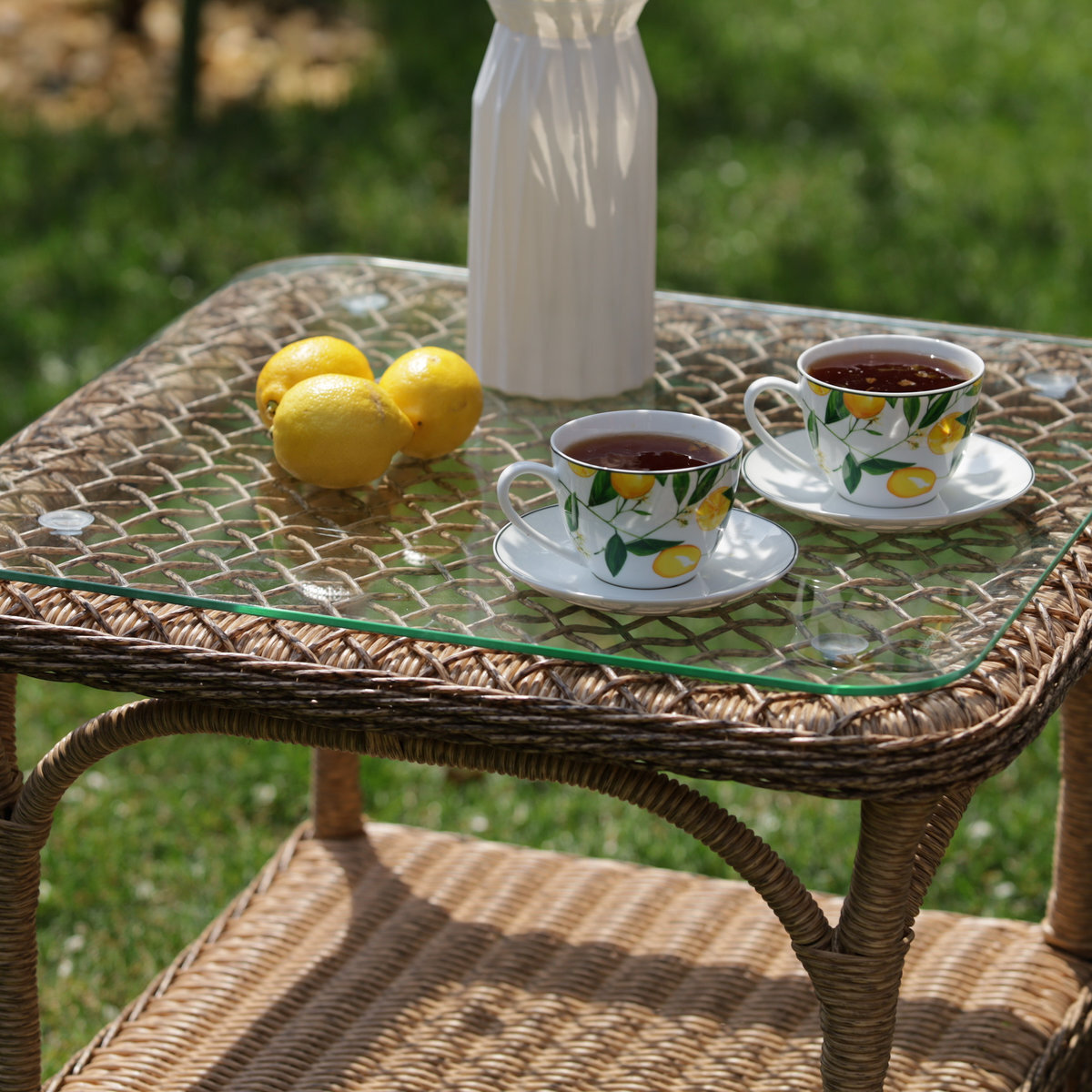 Плетенные столики из искусственного ротанга