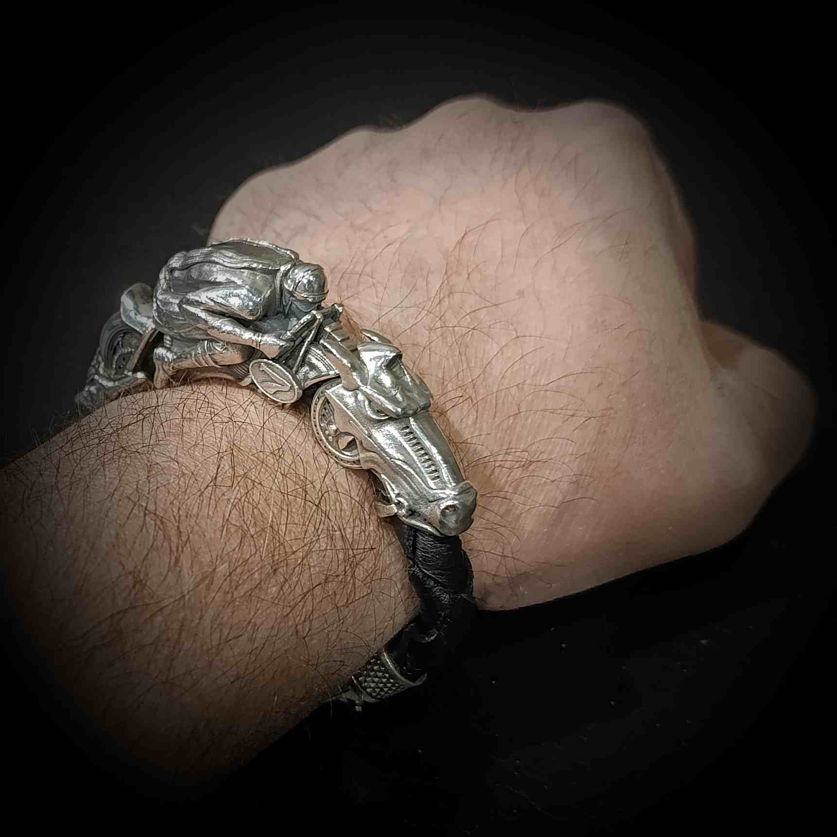 кожаный браслет с серебром, кожаный браслет мужской с серебром, кожаный браслет на руку с серебром