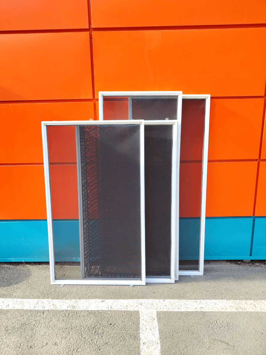 Все виды москитных сеток в Томске от компании БизнесОкна, ремонт, изготовление, установка.