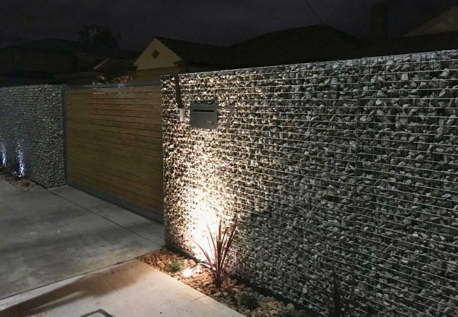 Забор из габиона с подсветкой