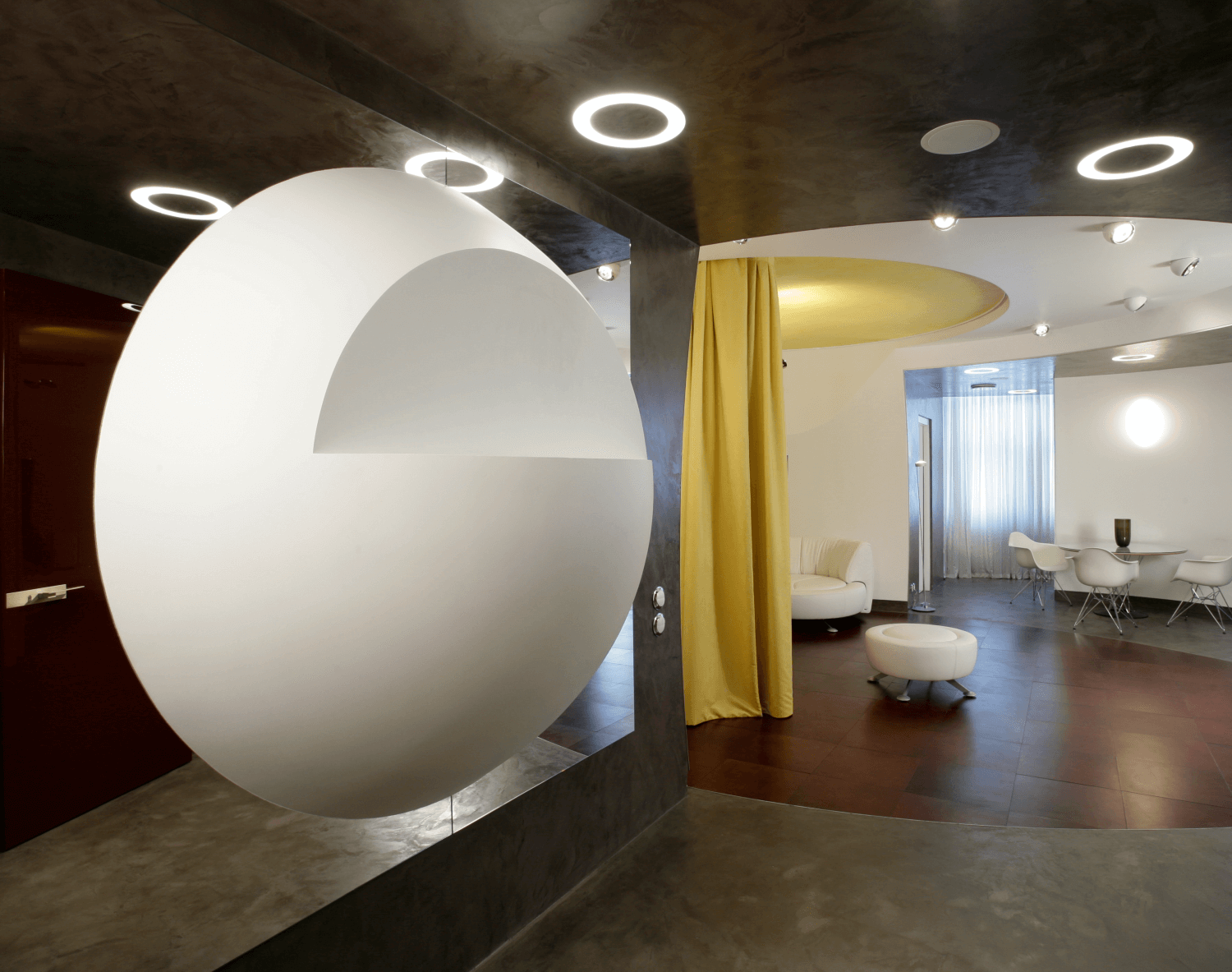 Дом-яйцо в Москве внутри