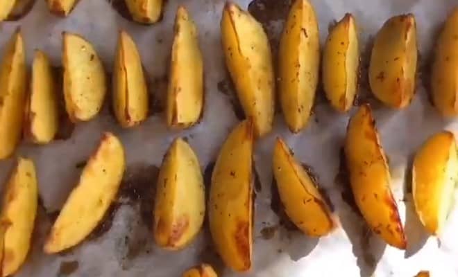 Приготовление картофеля по-деревенски дольками в духовке: шаг 6