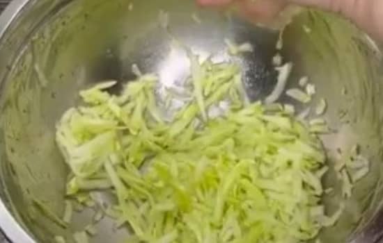 Приготовление кабачковой пиццы с помидорами и сыром на сковороде: шаг 1