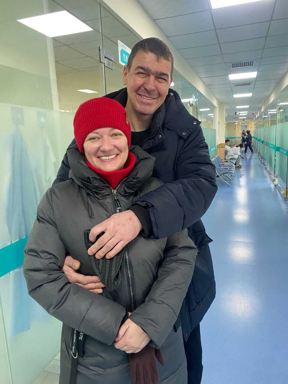 довольная молодая пара после лечения зубов в китайском городе Хайхэ