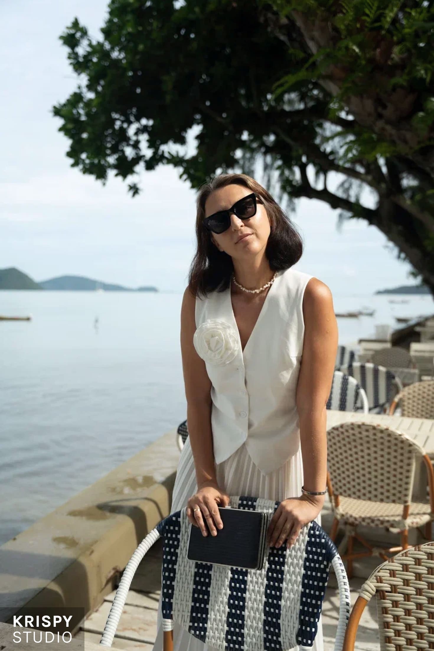 Фотосессия бизнес-леди на фоне океана, роскошный ресторан