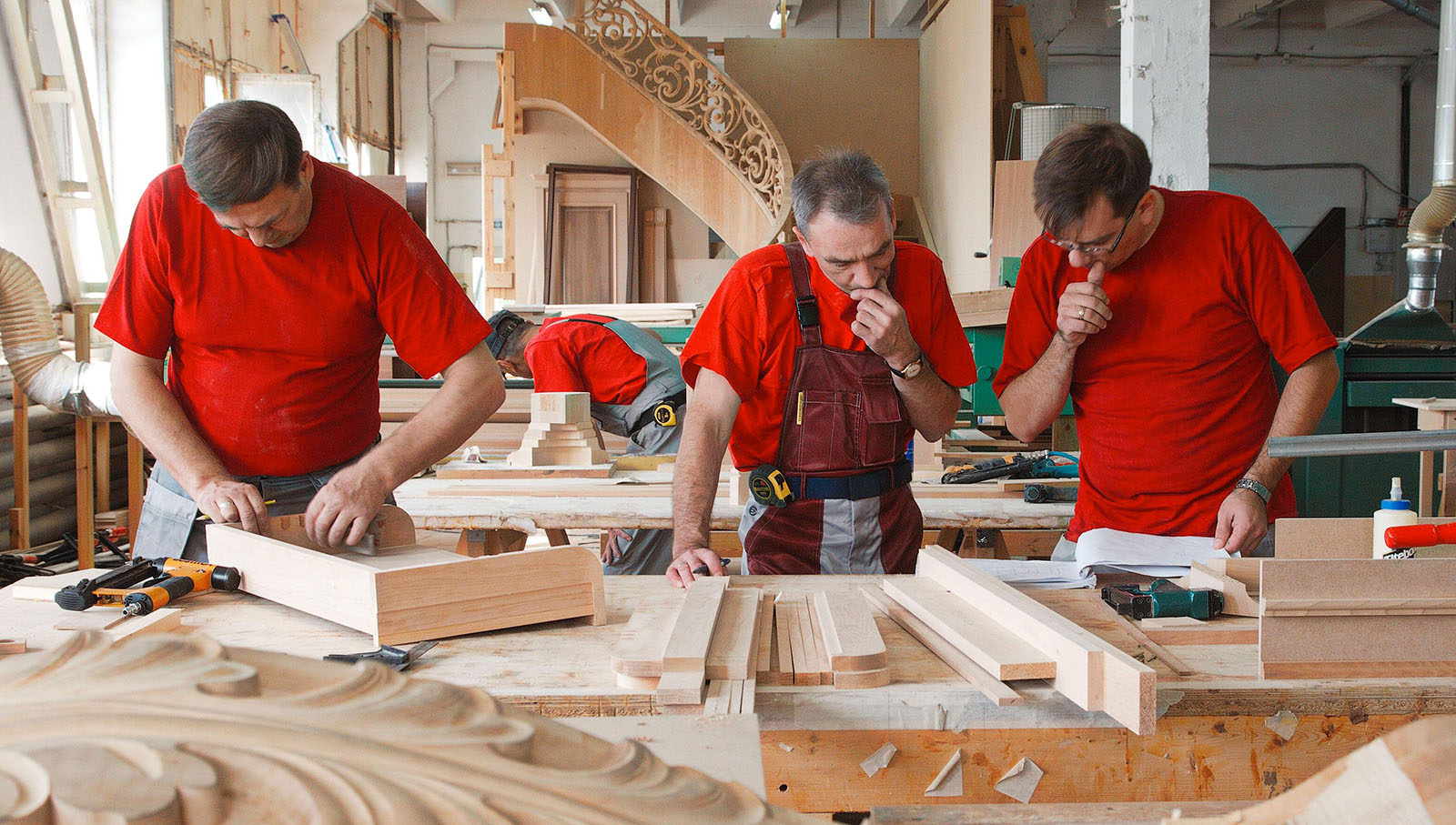 Кто изготовляет мебель. Мебельный цех. Мебельный цех. Рабочий на мебельное производство. Мастерим из дерева.