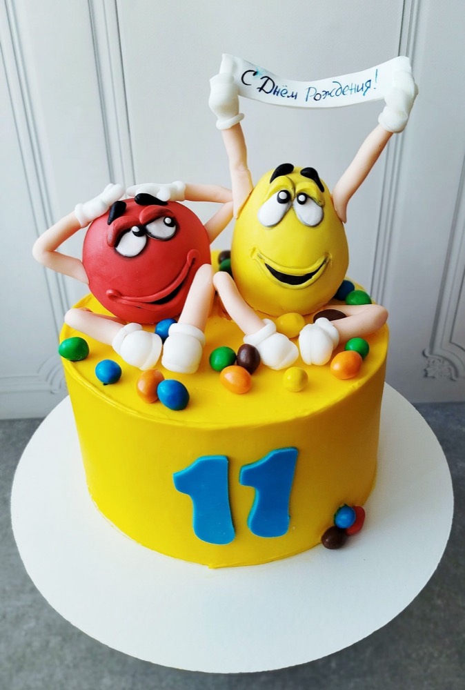 Жёлтый торт с фигурками M&M’s и цифрой 11