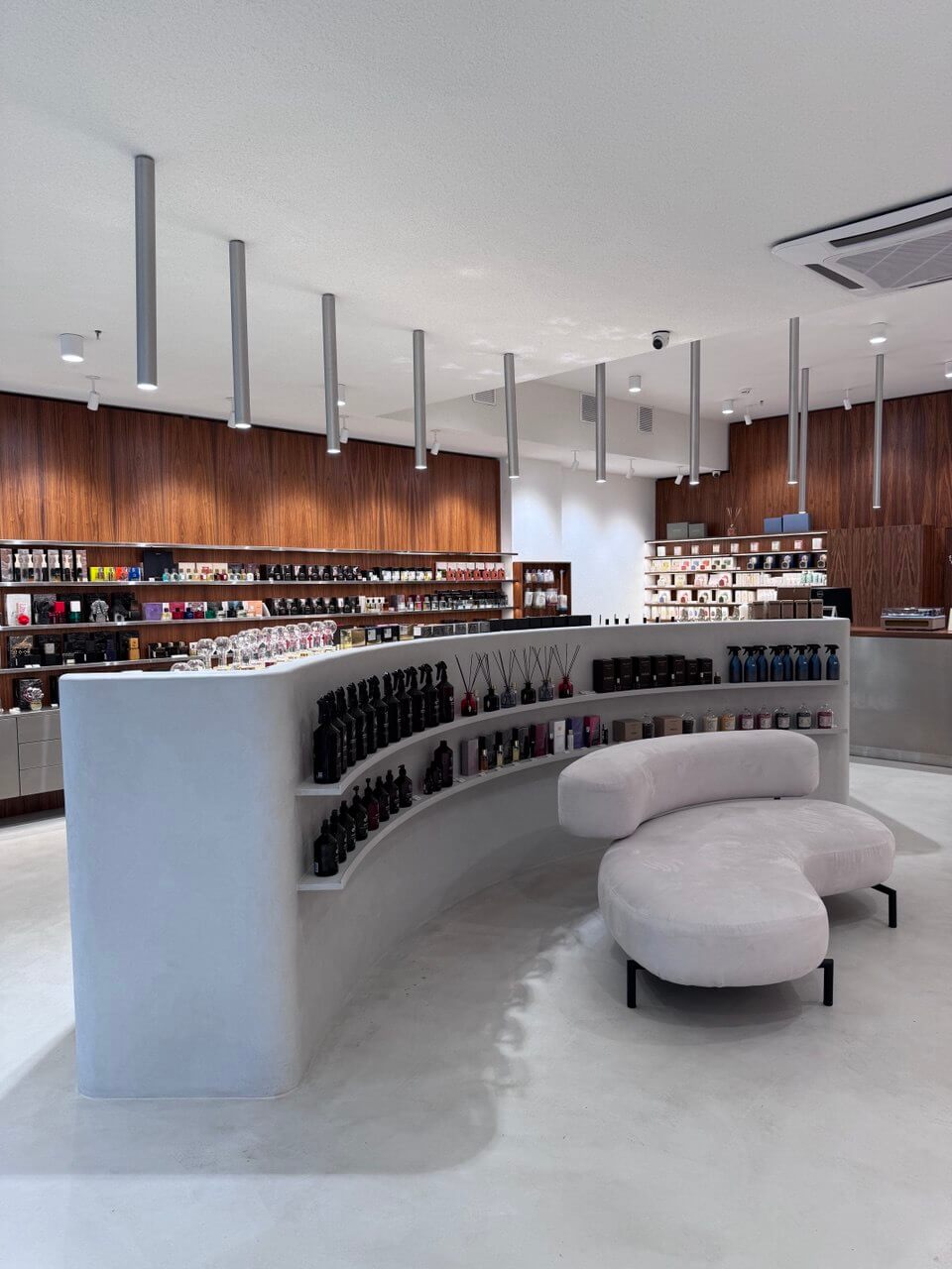 Коллекция нишевой косметики и парфюмерии на витрине