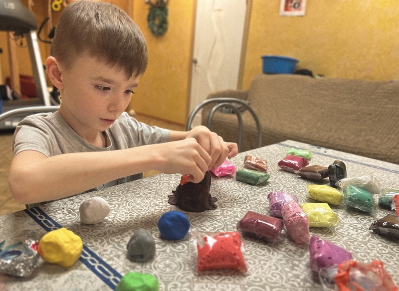 Мальчик Арсений играет в Приюте 