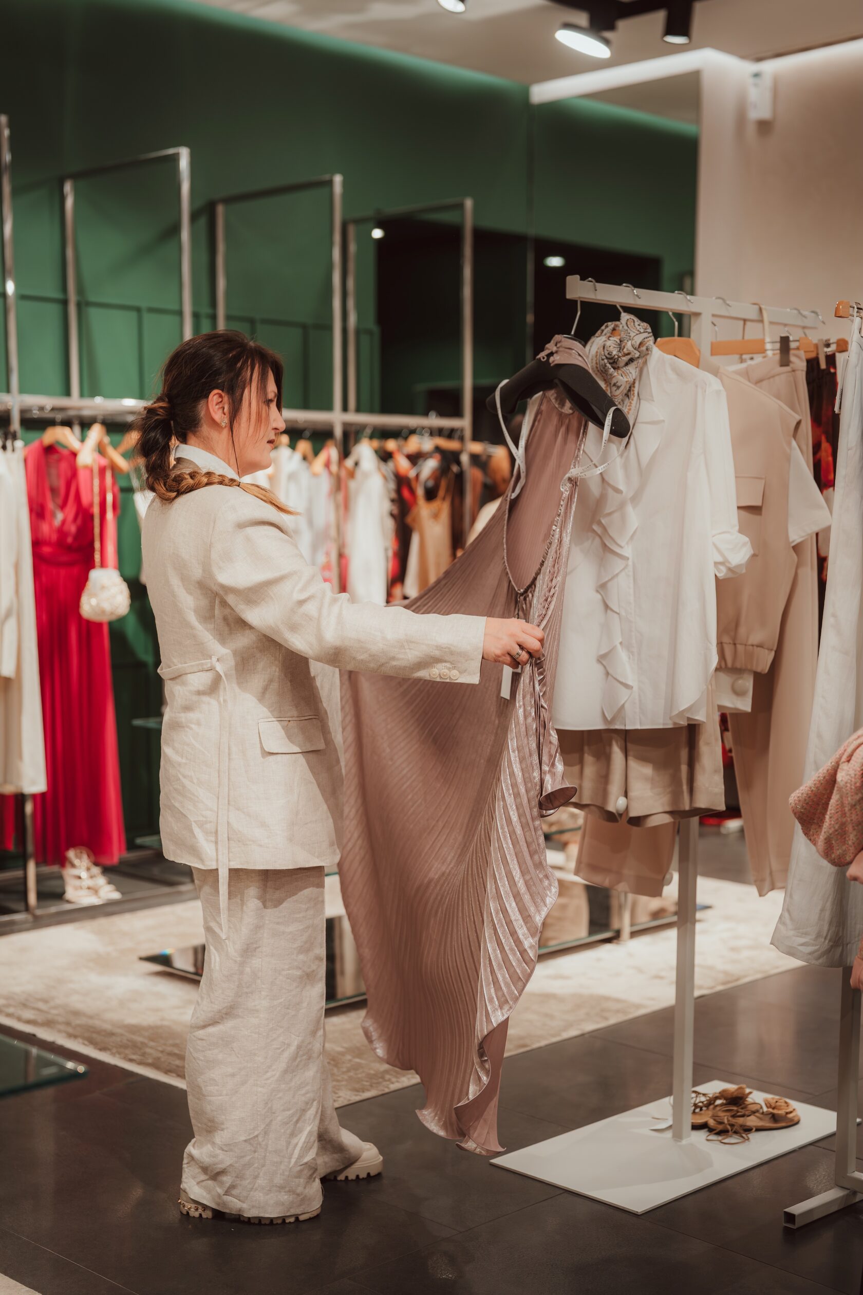 Тери Караиванова от Великолепната Жена разглежда дрехи на Fashion Soirée в MDL Shop