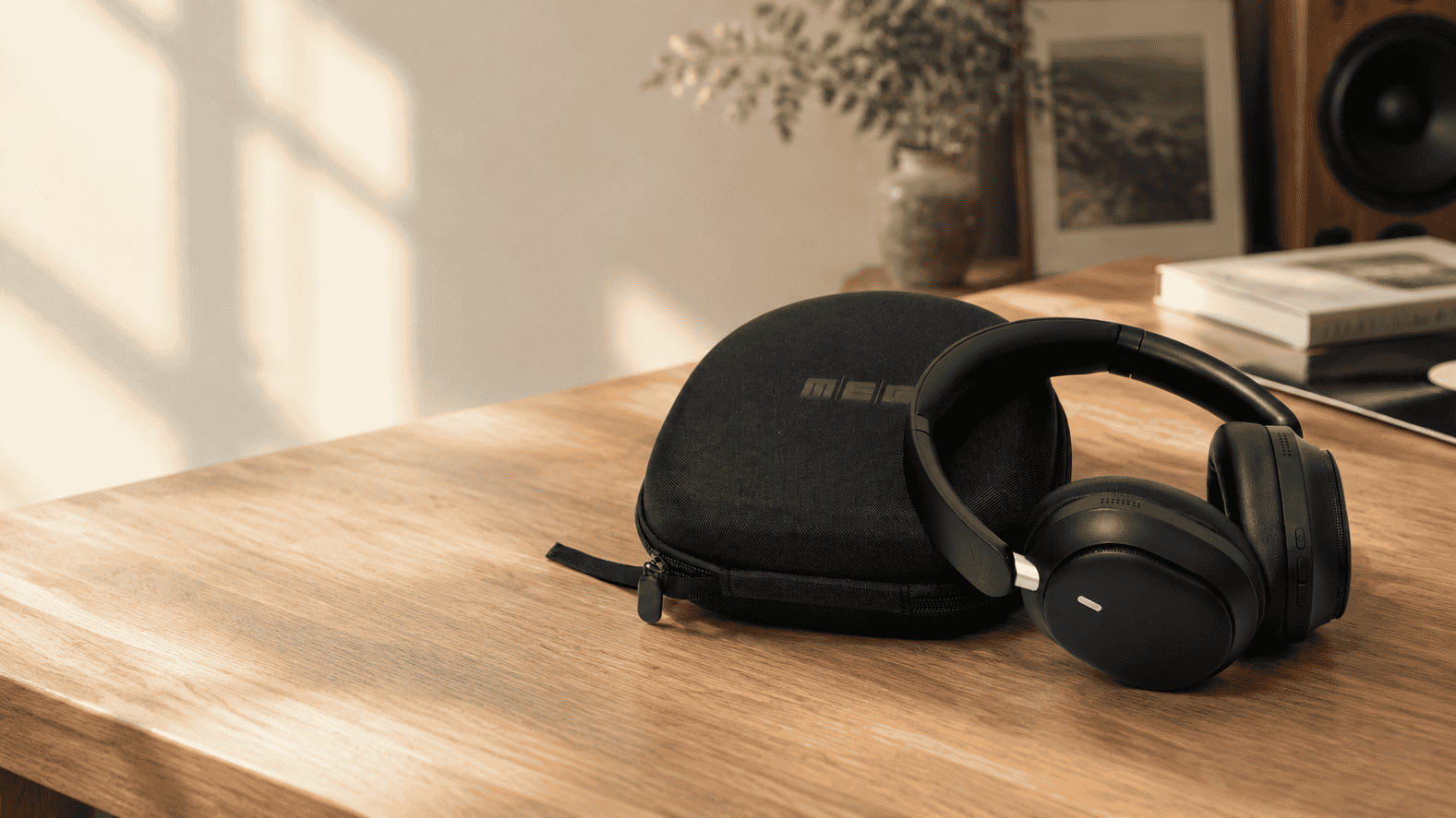 Наушники meg в редакционной сцене на тему spatial audio в музыке без лишних обещаний