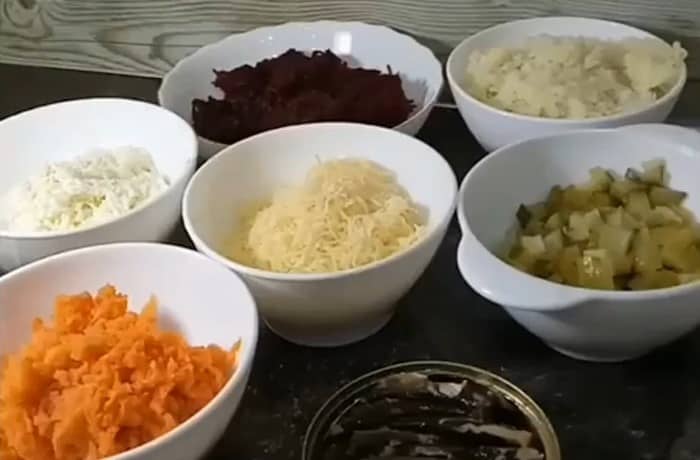 Приготовление слоёного салата со шпротами и свеклой: шаг 1