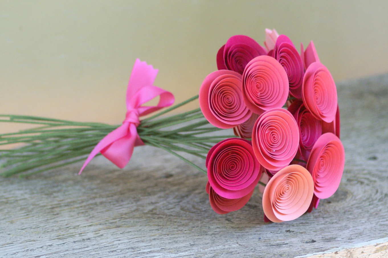 Бумажный букет. Букет из бумаги. Букет из бумаги на день рождения. Букеты из бумажных салфеток. Букет из бумаги на день рождения.