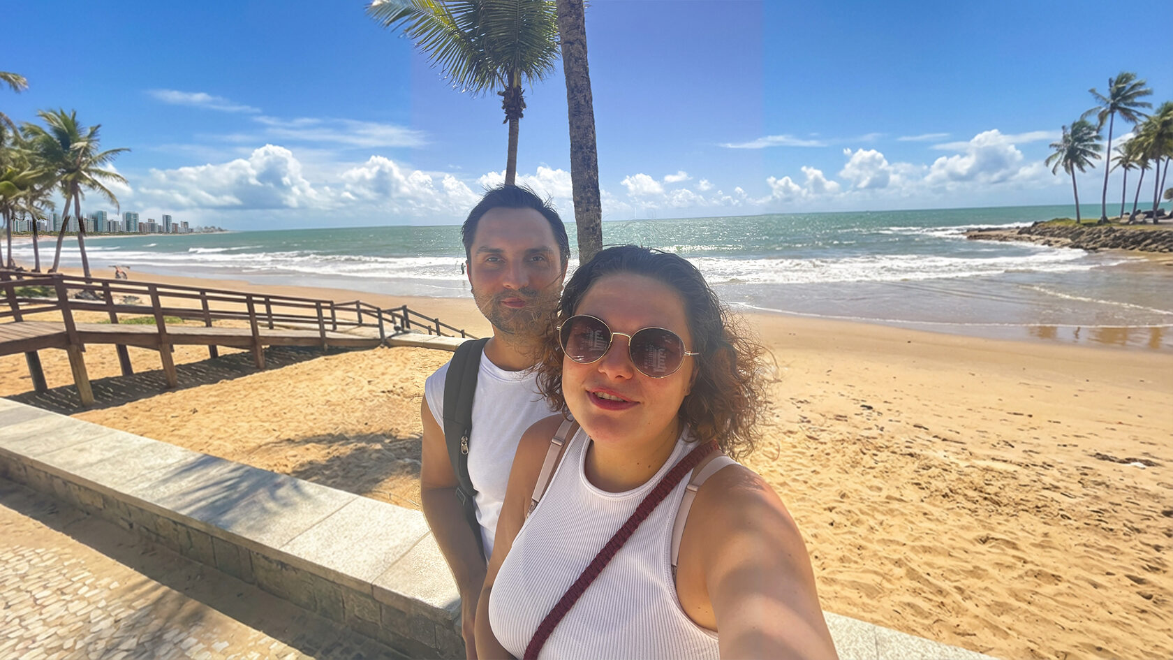 Мы на фоне пляжа