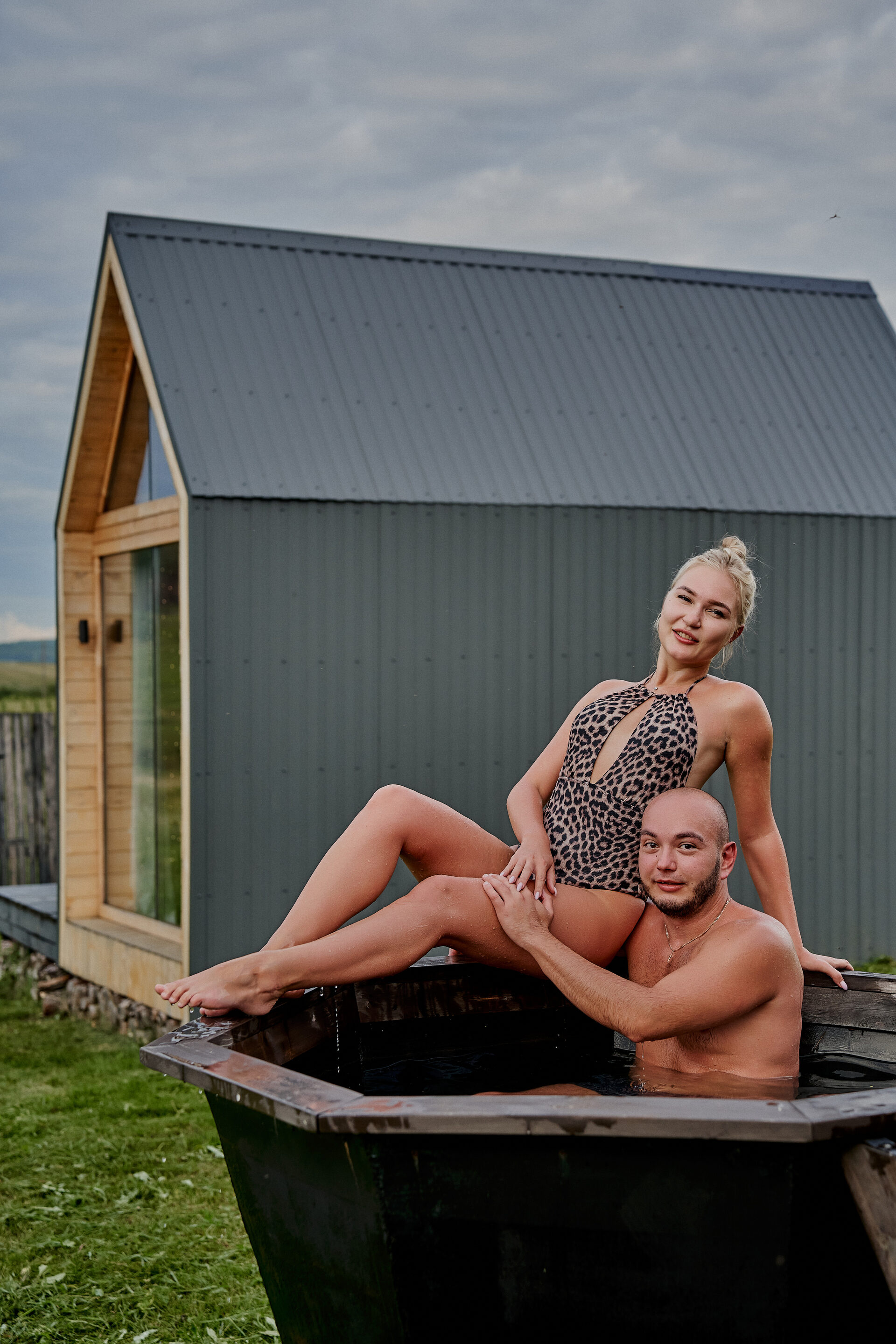 Горячая купель у домика Поляна LOFT