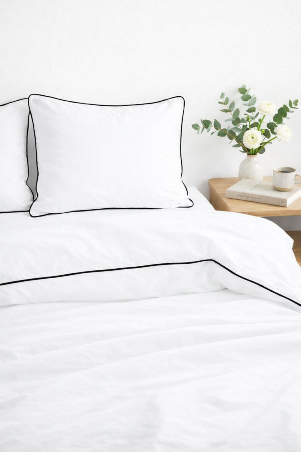 Белое постельное бельё с чёрным кантом CAMA в интерьере спальни