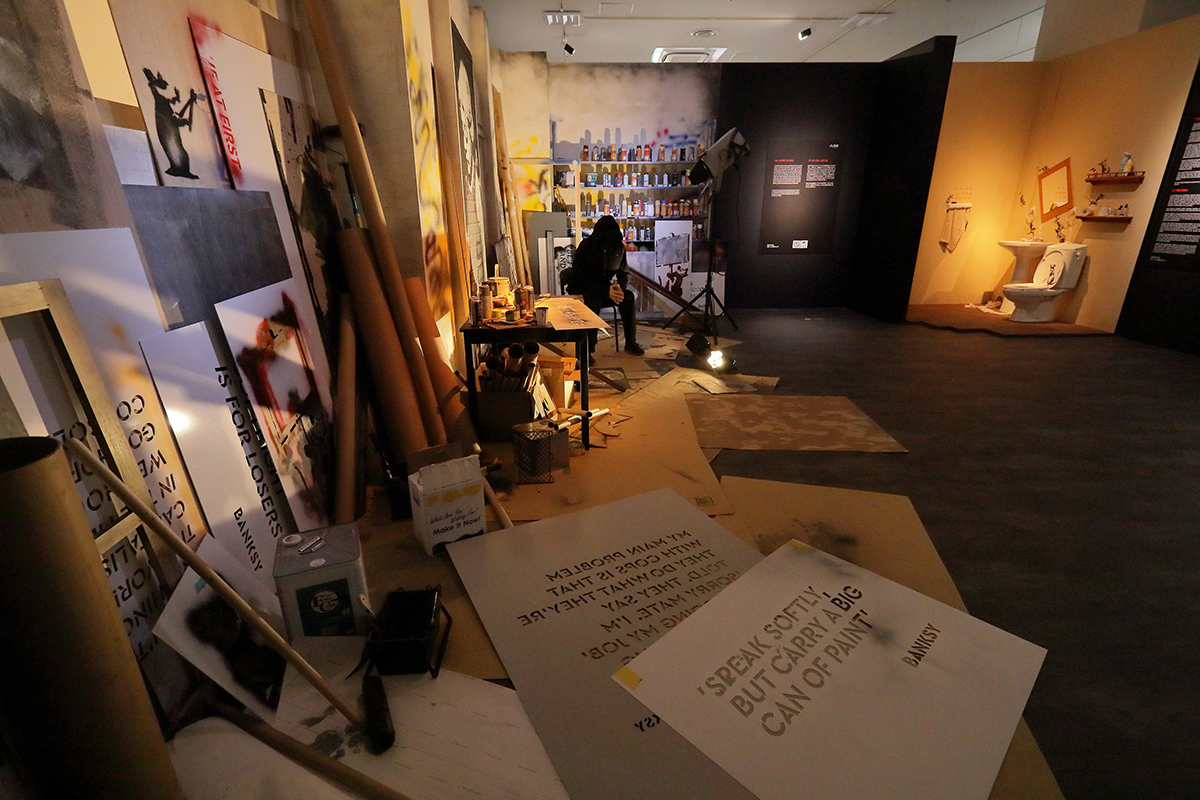 Оформление выставочного пространства Banksy: Genius or Vandal?