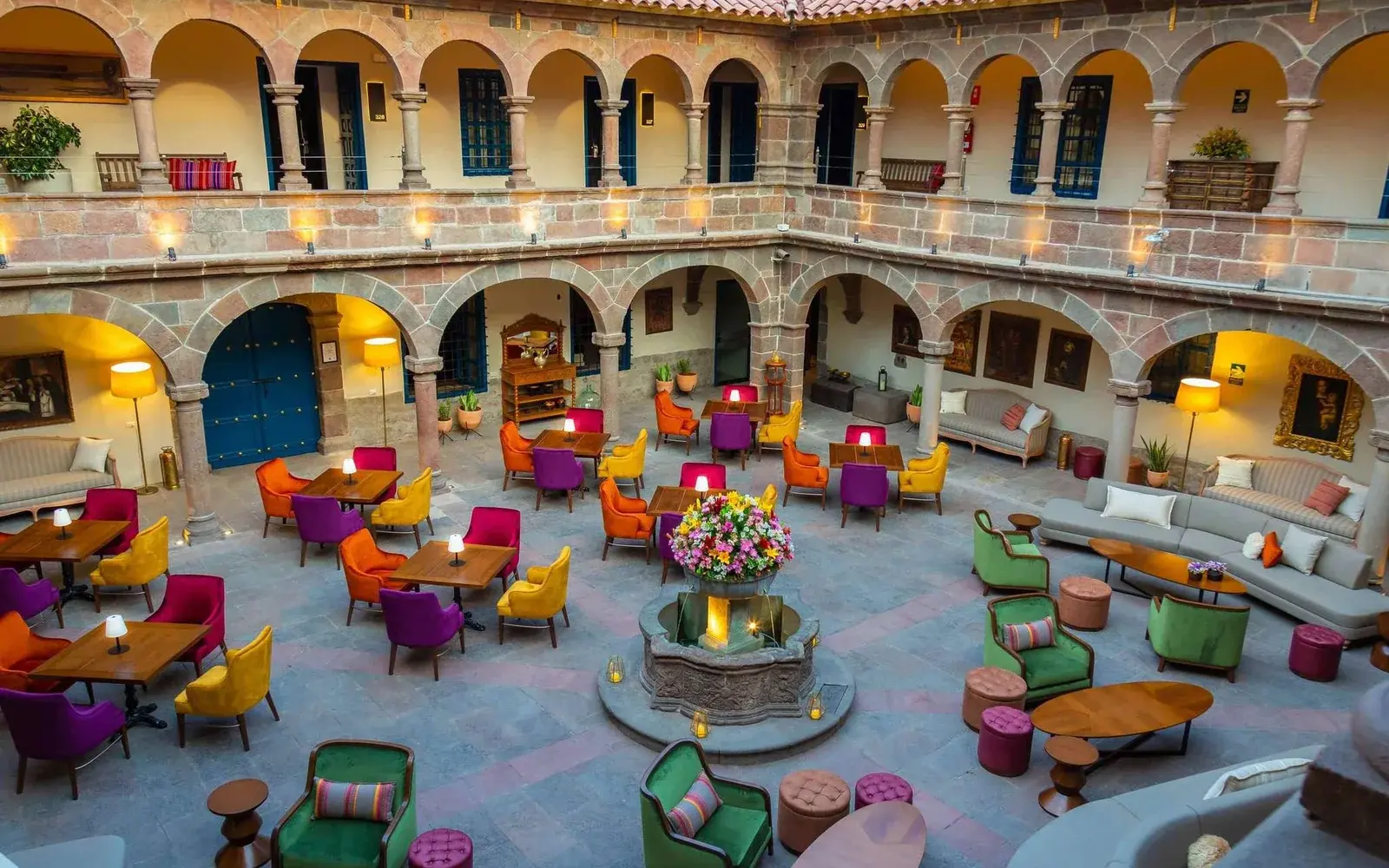 Внутренний двор колониального особняка с аркадами и креслами, Novotel Cusco