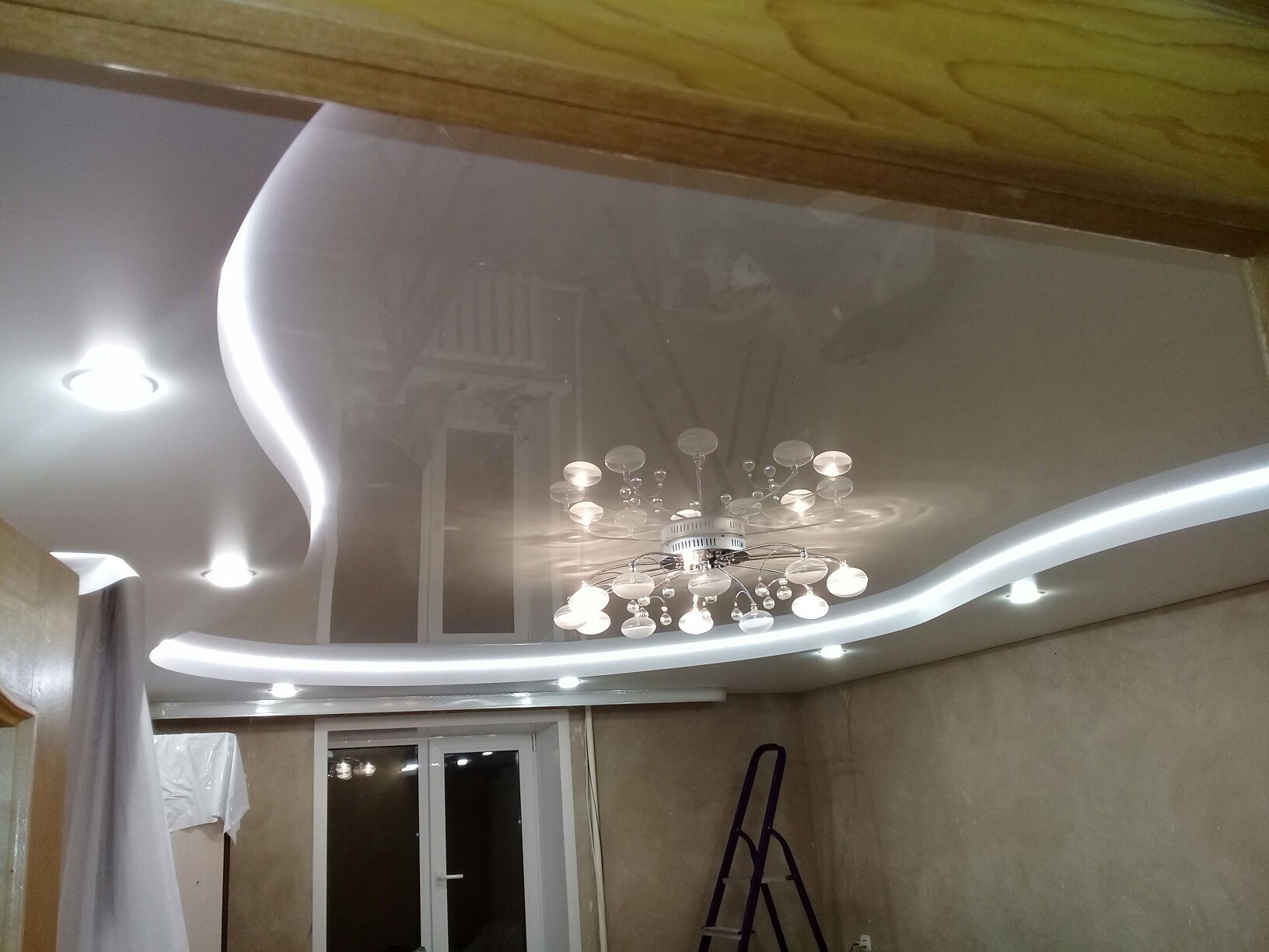 Двухуровневые натяжные потолки с подсветкой в зал