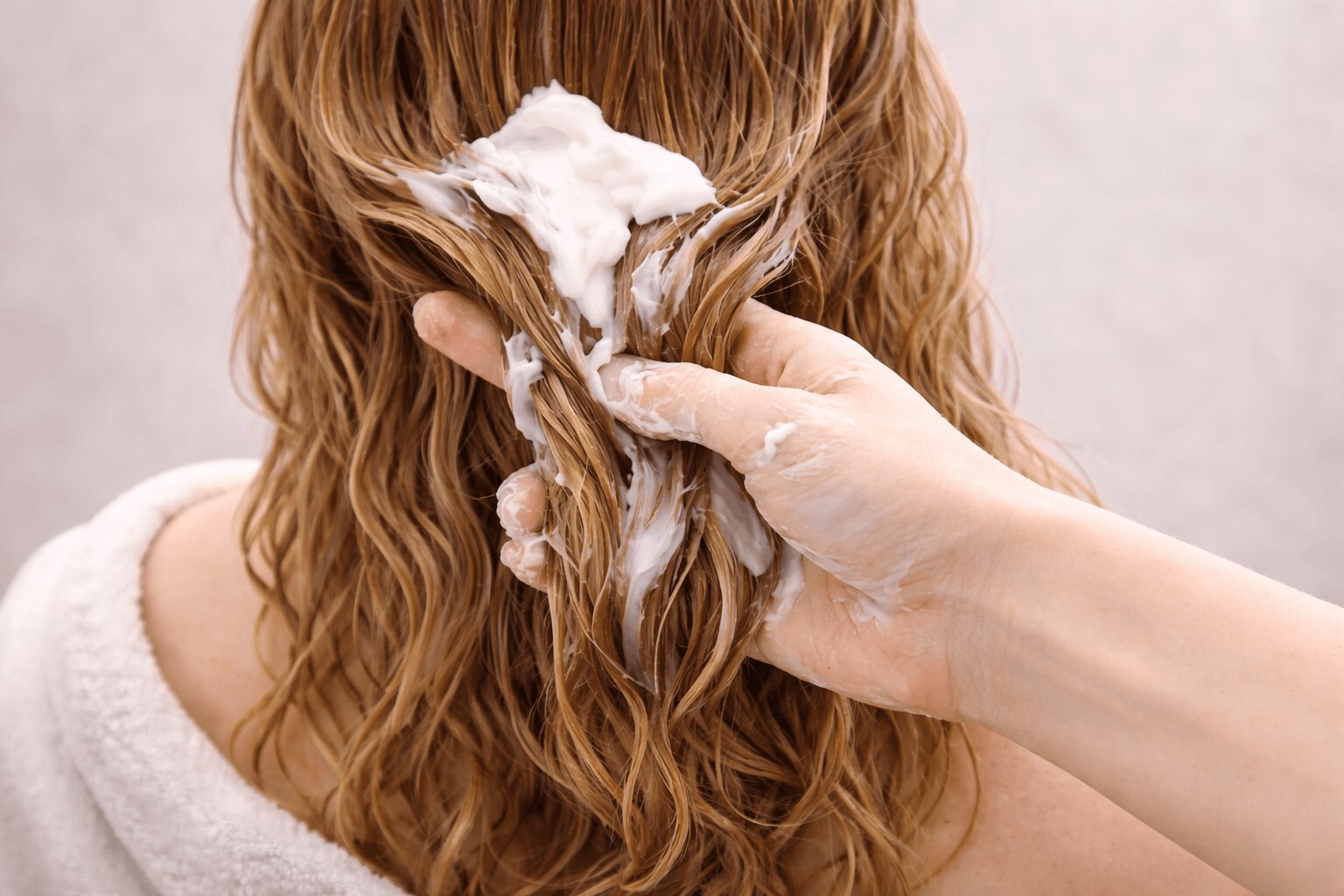 женщина моет голову