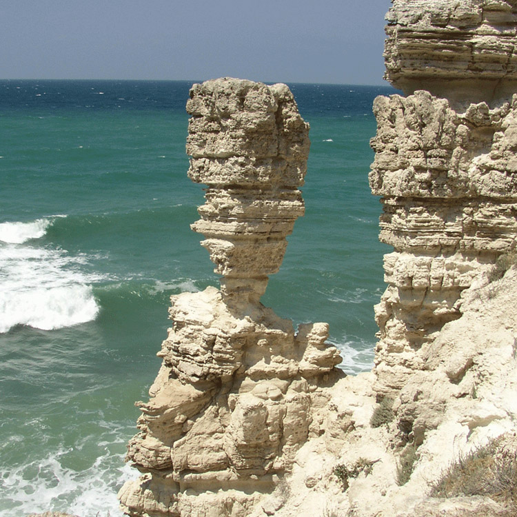 Какие природные объекты запечатлены. Крым Тарханкут Джангуль. Скала колонна Джангуль. Оленёвка Крым Джангуль. Джангуль пляж.