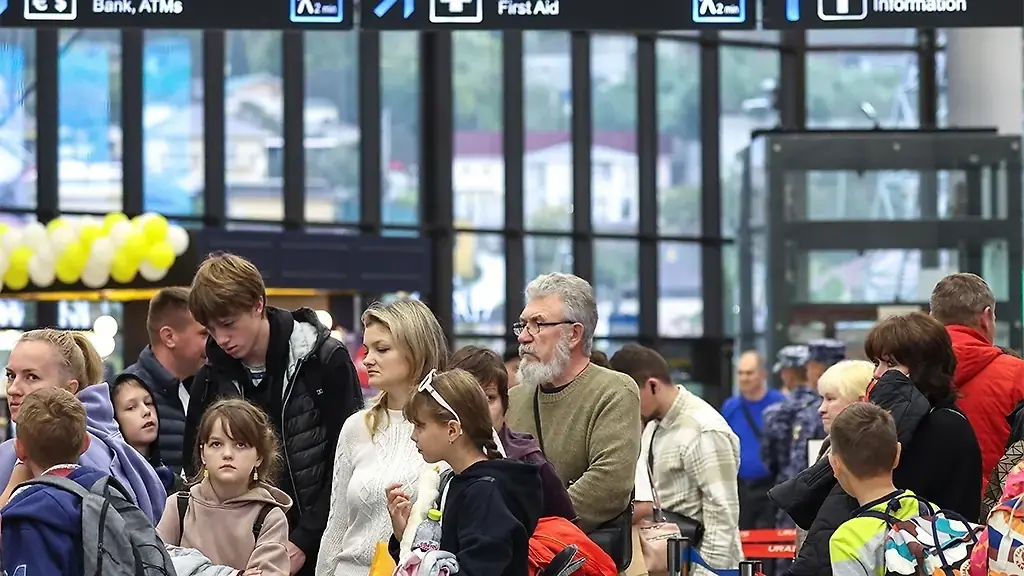 Аэропорт Дубай пассажиры в терминале во время задержек рейсов март 2026