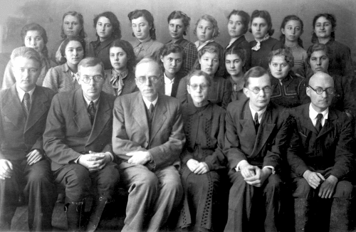 Группа № 124 – филологи первого набора с преподавателями. На фото сидят справа налево: доцент А.А. Белецкий, доцент Ю.С. Сорокин, директор научной библиотеки ТГУ В.Н. Наумова-Широких, академик, профессор А.И. Белецкий, доцент Р.М. Самарин. Студентка Вера Палагина – в последнем ряду третья справа. Фото 1941 г.