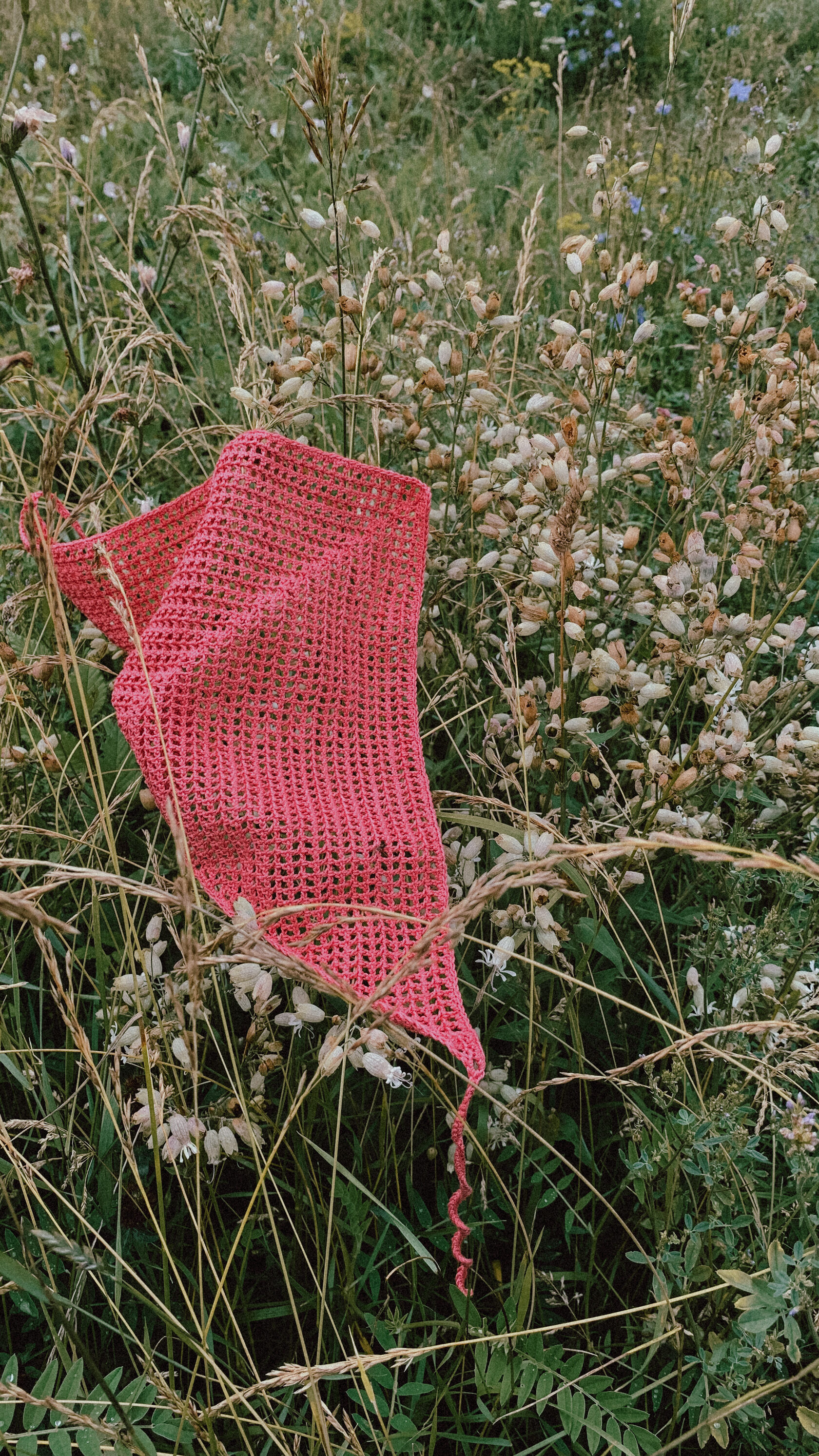 Вязаная розовая косынка 