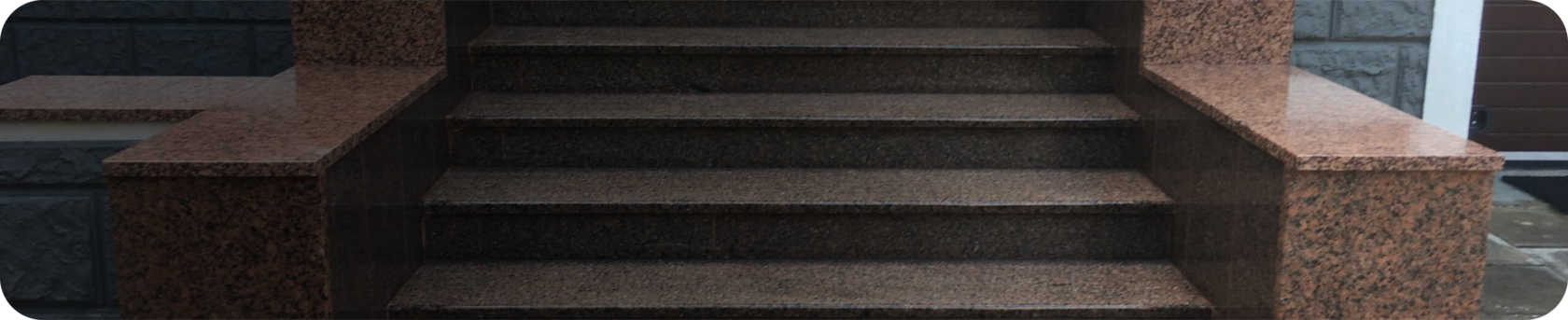 Входная группа с гранитной отделкой — элегантность и долговечность.